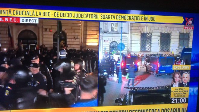 🚨🇷🇴ROMANIA ERUPTS: Riot Police Clash with Protesters Over Candidacy!