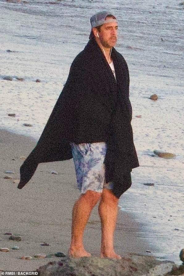 🚨 Shocking: Aaron Rodgers Spotted Alone, Contemplating Future!