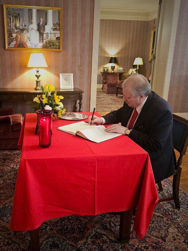 Death of Pope Francis: Russian Ambassador Signs Condolence Book