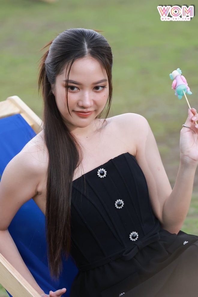 Controversy Erupts as ฟรีน - สโรชา Unveils KAWS Holiday!  
KAWS Holiday Thailand: A Clash of Art and Celebrity?   —  ฟรีน สโรชา KAWS, KAWS Holiday Thailand 2025, Sarocha KAWS event