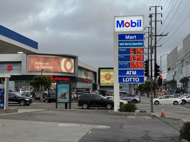 LA Gas Prices Skyrocket: ATM Installed, But at What Cost?
Californians Pay More - Is It Time for a Change, Governor? — Los Angeles fuel prices, California gas rates 2025, LA gas station updates