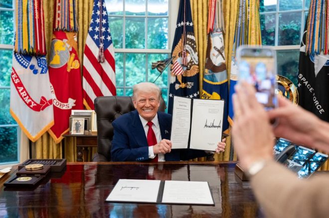 Trump's Controversial Pardon: Chrisleys' Shocking Prison Release! — Pardon news Todd Chrisley, Julie Chrisley prison release update, Trump supporters legal victory