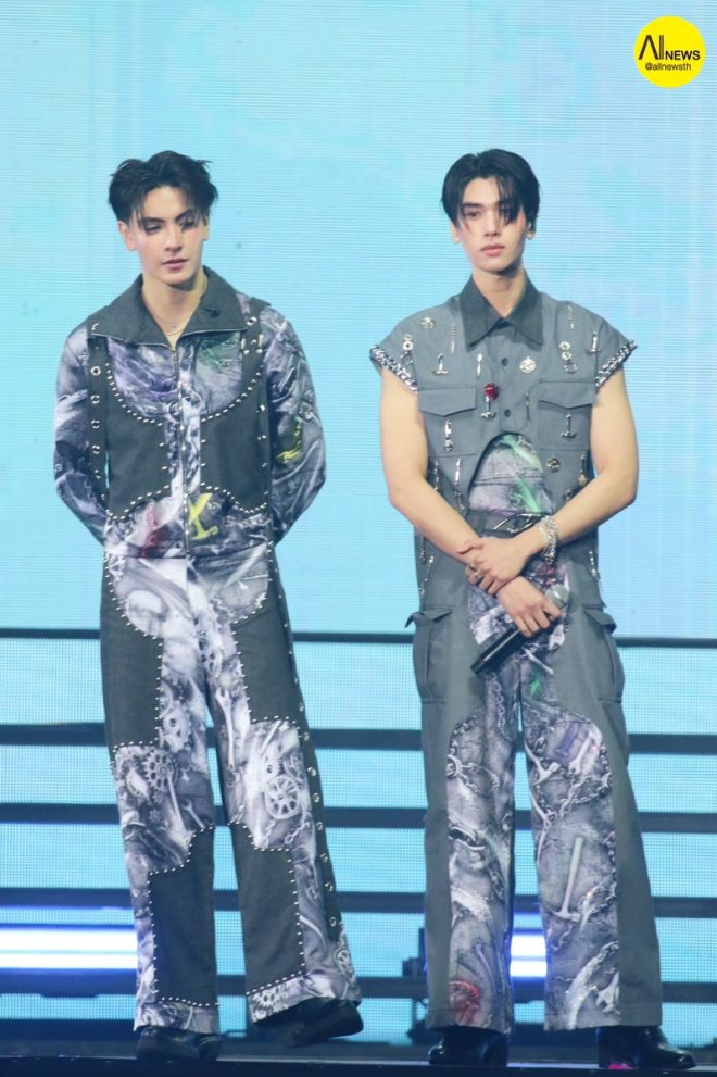 "จุง-ดัง สร้างความฮือฮา! จะมีรักหรือดราม่าใน LOVE OUT LOUD?"  

LOLFanFest2025D1  
จุงอาเชน  
dunknatachai  
จุงดัง  
JoongDunk  
GMMTV   —  จุงอาเชน, DunkNatachai, JoongDunkFanFest2025