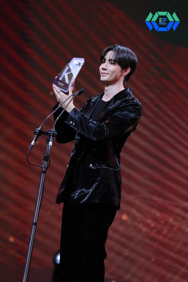 ซี พฤกษ์ คว้ารางวัล People Of The Year! แต่มีอะไรซ่อนอยู่?🏆 — "รางวัลคนดีเด่น 2025", "งานประกาศผลรางวัล KAZZ", "ซี พฤกษ์ คนดัง"