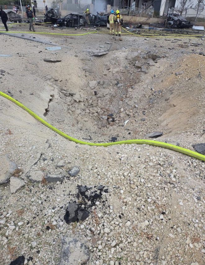 Breaking: New Crater Photo Fuels Iran-Israel Tensions! — Iran missile strike Beersheba, ballistic missile impact photos, Middle East military conflict 2025