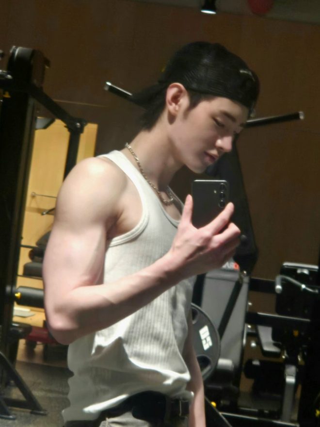 "ENHYPEN's SungHoon Reveals Shocking Workout Routine - Fans Speculate on Transformation" —
K-pop idol workout routine
ENHYPEN SungHoon fitness update
Good night message to fans