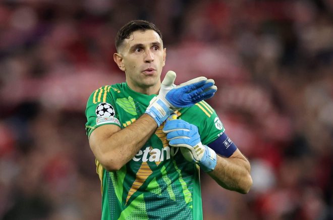 Emiliano Martínez Eyes Man Utd Move: Aston Villa Ponders! — Emiliano Martínez transfer news, Manchester United goalkeeper target, Aston Villa player update