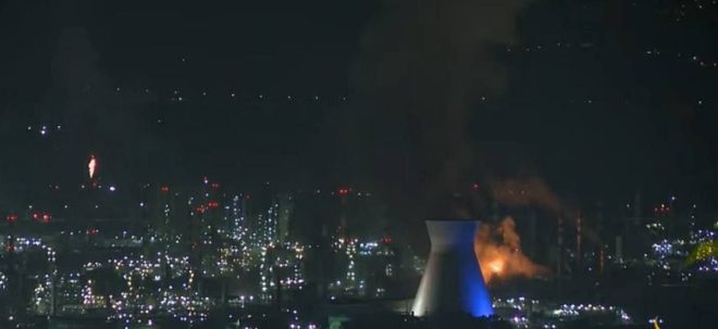 Iran's Missile Blitz: Haifa Oil Refinery in Flames! — Iran missile attack news, Haifa refinery explosion updates, Israel missile defense response