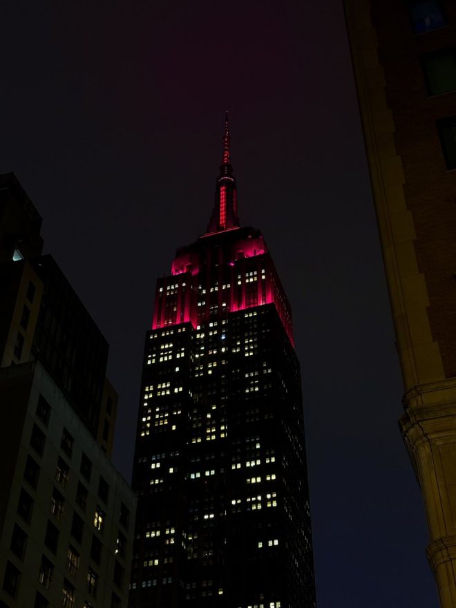 Is New York’s Night Sky the New Canvas for Controversy? — 스키 예술, 뉴욕 야경, 버건디 색상 2025