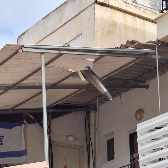 Israeli Interceptor Fails, Hits Settler's Home Instead! — Israeli missile defense failures, Iranian missile threat analysis, settler safety in conflict zones