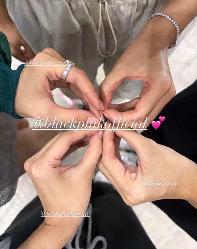 "JISOO sparks controversy with intimate photo of BLACKPINK in tour rehearsals: What's really going on?" — JISOO tour rehearsal group photo, BLACKPINK members in rehearsals, JISOO and fellow bandmates on tour
