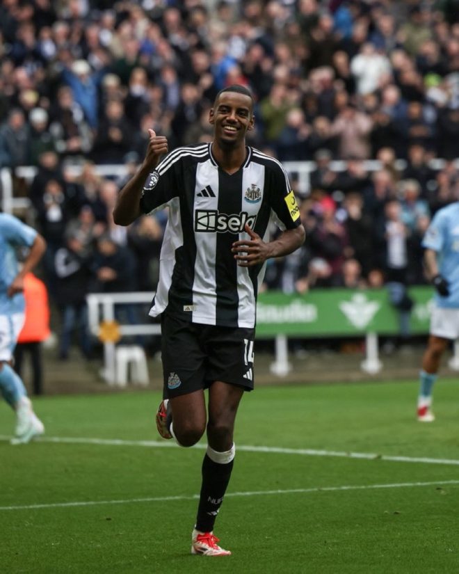 "Manchester United joins Liverpool and Arsenal in pursuit of Alexander Isak, sparking transfer frenzy! 🚨" — Manchester United transfer news, Premier League transfer rumors