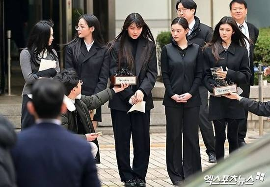 NewJeans Stands Firm: Settlement With ADOR Off the Table! —  NewJeans legal dispute, K-pop group controversy, ADOR settlement news