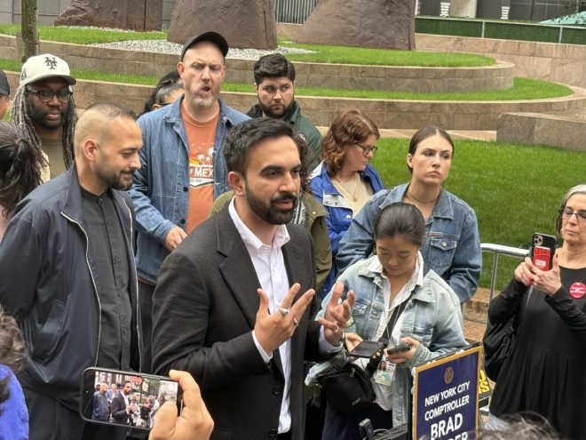 Protest Erupts: Demand Immediate Release of @bradlander!
Shame on ICE & Mayor for Silence on Injustice! — Outside Federal Plaza protest, Demand justice for @bradlander