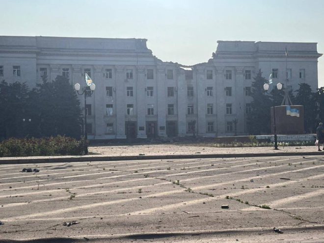 Russians Bomb Kherson's Heart: A Shocking New Strategy! — Kherson city bombing, destruction of Kherson administration building, Russia's war tactics 2025