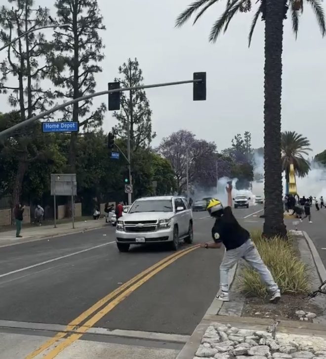 Shocking Footage: Rioter Targets ICE Agents—Who Is He? — Rioter identification help, ICE agents protest videos, social media tips for reporting crimes