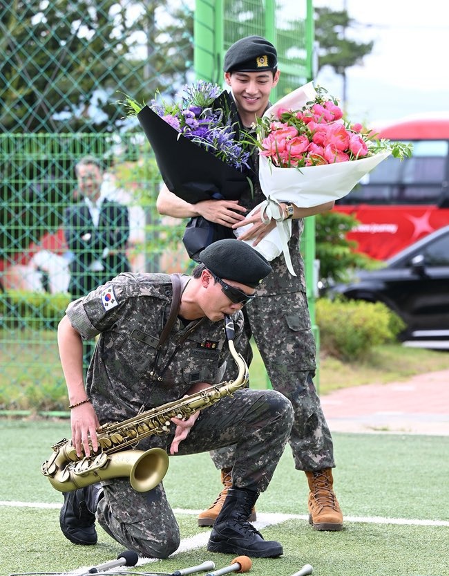 "Shocking viral pic reveals V and RM's secret reunion - fans in a frenzy! π±πΈ" β BTS V viral picture, RM viral moment, hilarious BTS meme