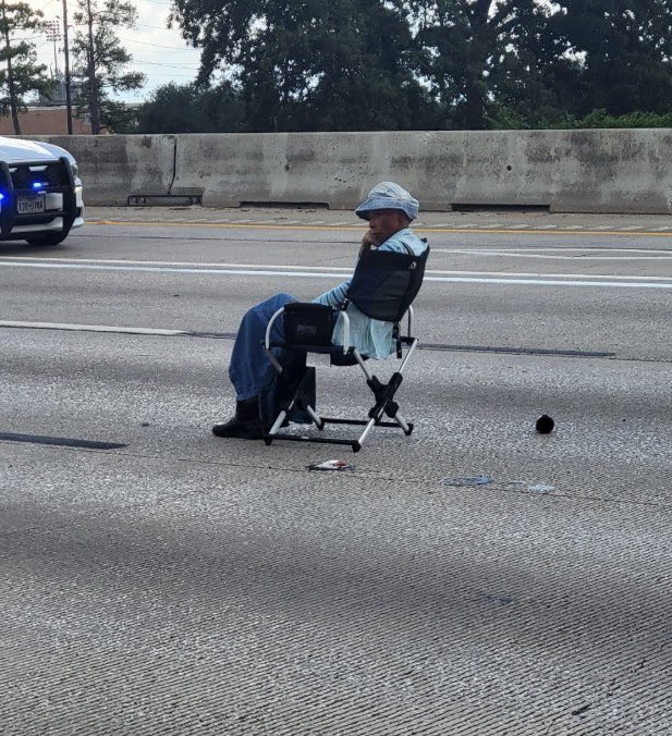 Texas Standoff: Armed Woman in Lawn Chair Shocks Drivers! — Armed standoff Texas highway, Texas police standoff news, I-45 armed incident 2025