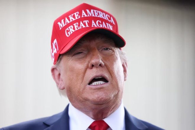 Trump Claims Bitcoin Could Dismantle Dollar Dominance! — Bitcoin Impact on US Economy, Trump Cryptocurrency Statement, Dollar Depreciation 2025