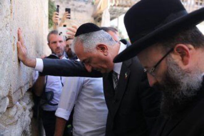 "Trump and Netanyahu's Plan to Install Reza Pahlavi as Iran's New Leader: Controversy and Chaos Ensue" — Reza Pahlavi leadership, Iranian political figure, US and Israel support for new leader