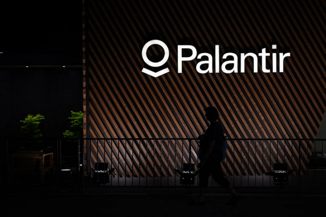 Trump's Palantir Pact: A Threat to Musk's Empire? — Trump Palantir alliance, Musk contracts controversy, surveillance technology politics