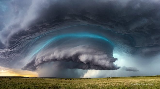 Unprecedented Storm Colors Shock Texas Residents! — storm chasers Texas, vibrant blue storm bands, hail storm phenomena 2025