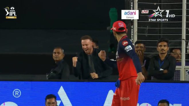 Virat & AB Celebrate Stoinis' Wicket: A Shocking Reunion? — Virat Kohli AB De Villiers friendship, cricket legends celebrate wicket, Stoinis wicket reaction 2025