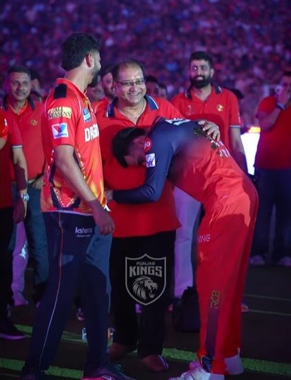 Virat Kohli's Heartwarming Hug: Iyer's Dad in Tears! ❤️ —  Virat Kohli emotional moment, Shreyas Iyer family bond, cricket legends friendship 2025