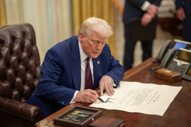 BREAKING:π¨ President Trump declares English as official language - do you agree? β President Trump official language order, English language United States, Trump support official language