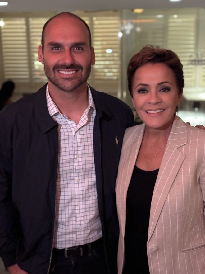 Kari Lake's Dinner Sparks Outrage: Freedom or Faction? — Satisfação com Kari Lake, Jantar com Conselheira Sênior, Liberdades e Voz da América