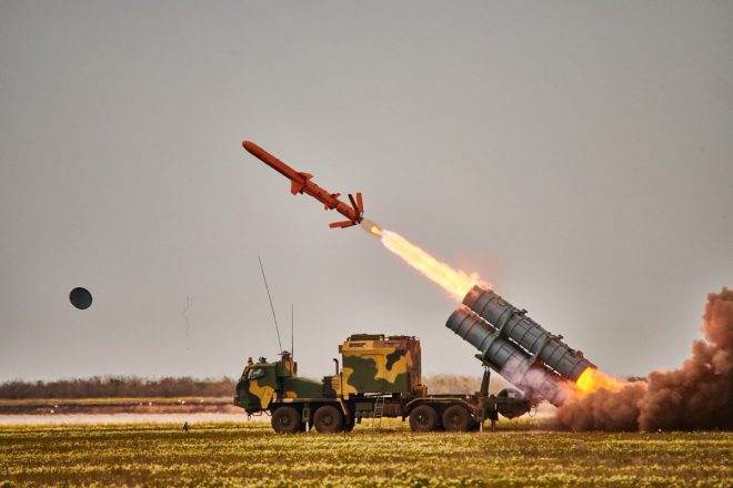 Ukrainian Missiles Target Crimean Bridge: Chaos Unfolds! — Ukrainian missile attack Crimean Bridge, air raid alerts Crimea, Russian military news updates 2025