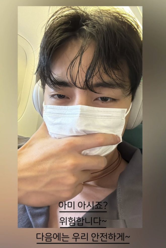 Weverse Alert: ARMY's Airport Dangers Unveiled! 🌟 — Weverse app, BTS fan engagement, K-pop community platform