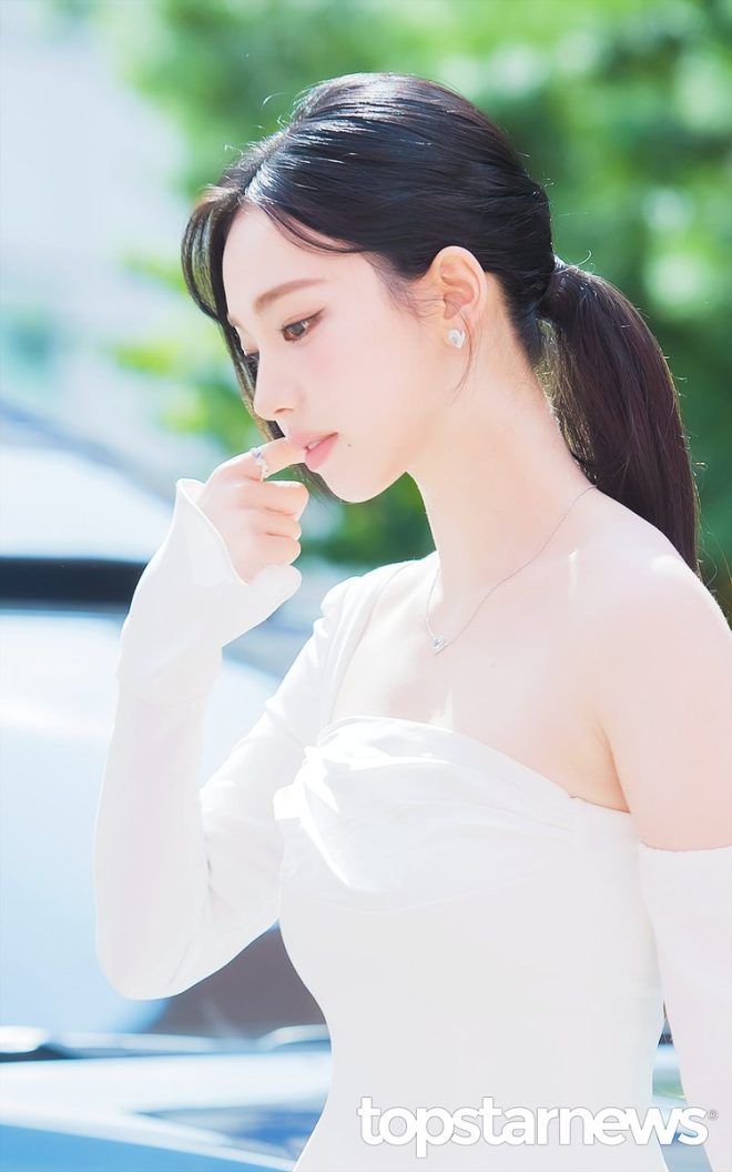 "Controversial Beauty: Aespa's Karina Shines Brighter Than the Sun in Stunning Photo Wall Preview!" #beauty #aespa #Karina — 에스파 카리나 화보, 여신 뷰티, 무신사 스타일
에스파 카리나 패션, 빛나는 스타일, 무신사 뷰티 포토
에스파 카리나 트렌드, 화보 포토월, 무신사 스타일북