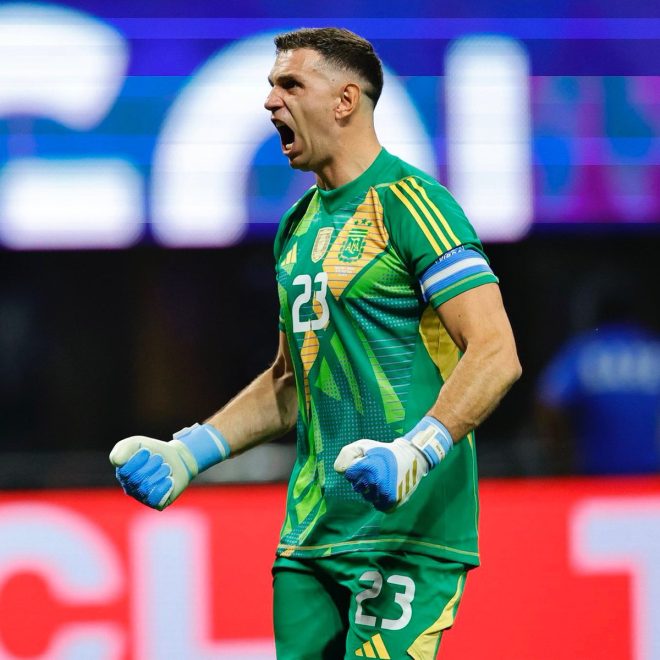 Manchester United's Shocking Move for Martínez Revealed! — Manchester United transfer news, Emiliano Martínez Manchester United deal, Aston Villa player negotiations