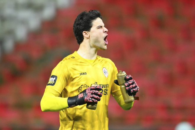 Shocking Transfer! Lammens Ditches Antwerp for United? — Senne Lammens transfer news, Royal Antwerp fixtures 2025, Manchester United player updates