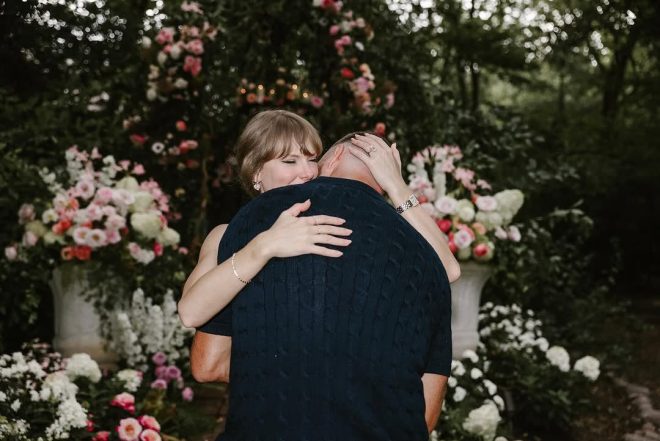 Taylor Swift & Travis Kelce: Engagement Shocks Fans! 💍 — Taylor Swift Travis Kelce news, celebrity engagement social media, viral celebrity moments 2025