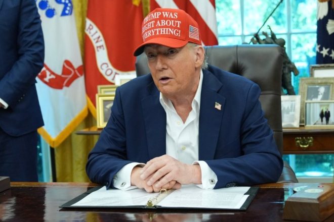 Trump's Crime Surge Tactics: Will Chicago Survive? — crime reduction strategies, Chicago homicide rates, Trump federal intervention 2025