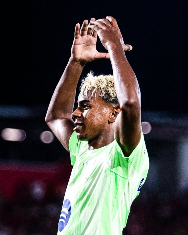 Unstoppable Fire: The Left-Footed Wonder Shocks World! —  Dribbling techniques, Left-footed goals, Precision shooting 2025
