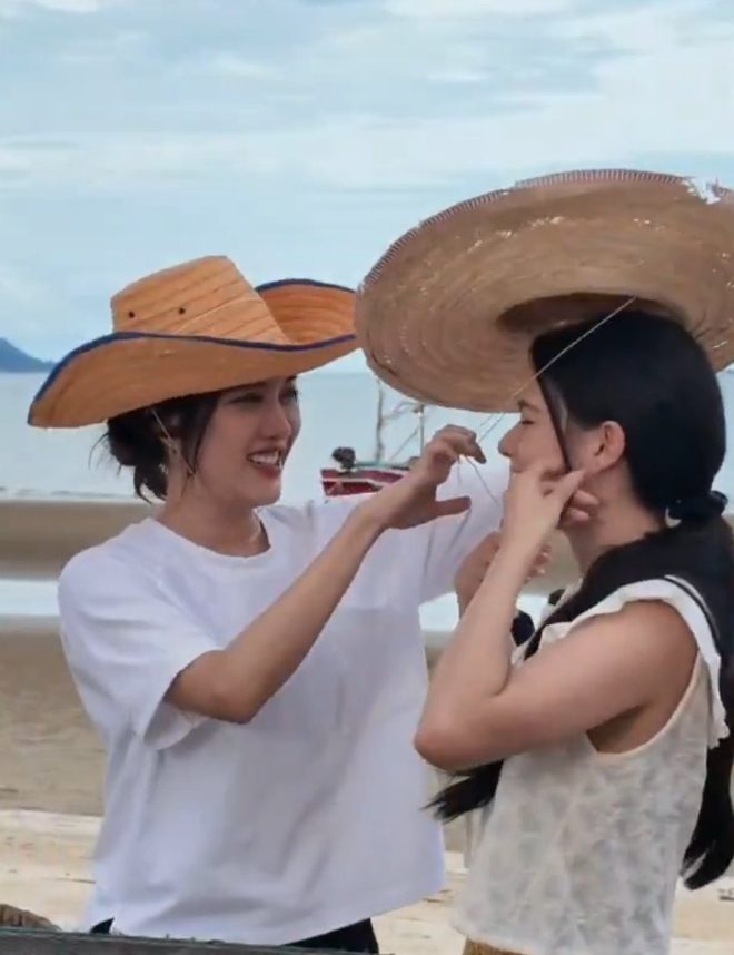 "ชี เลิฟ เฮอ จ๊อบ: โซ หวานเจี๊ยบ และการยิงที่ช็อกวงการ!"

เสน่หาวาโยคิว10  
srchafreen  
Beckysangels  
FreenBecky  
ฟรีนเบค   —  ชีวิตหวานชื่น, ความรักในซีรีส์, ฟินกับคู่จิ้น 2025