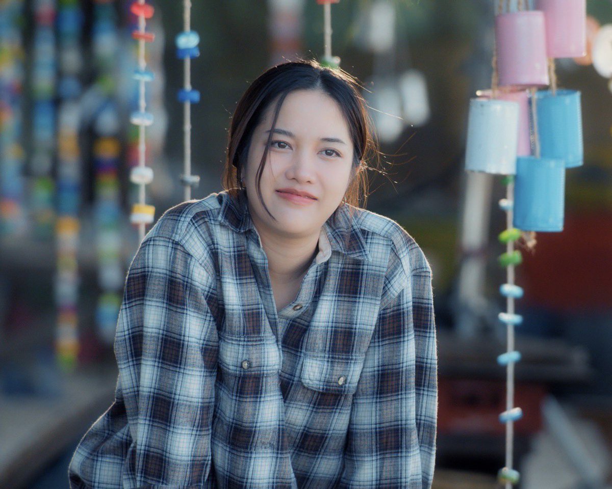 "เด็กบ้านๆ รักแม่สาวหาดใหญ่: สะเทือนใจหรือไม่?" —  เด็กบ้านๆ, ความรักวัยรุ่น, วัวและความฝัน