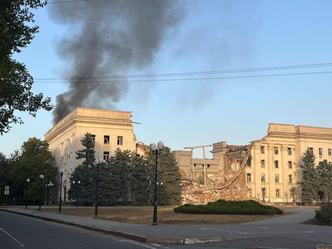 Пожежа в Херсоні: Чому росіяни атакують далі? —  Херсонська область війна 2025, обстріл адміністрації Херсона, пожежа в Херсоні 2025