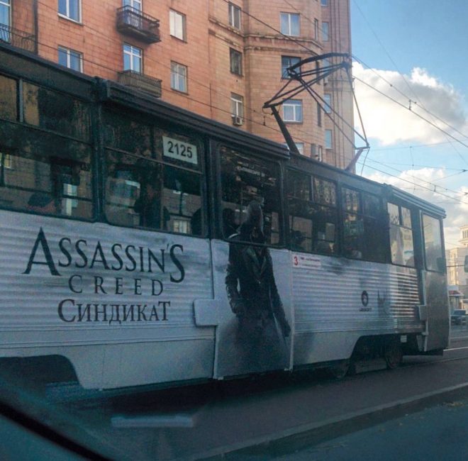 Почему реклама Assassin's Creed на трамваях важна? — Игровая реклама в Челябинске, Nostalgia для геймеров 2025, Трамваи Челябинска и видеоигры
