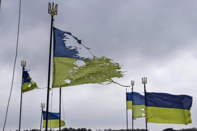 Прапори, пошматовані війною: вічна пам'ять героям — память о героях Украины, патриотизм в условиях войны, восстановление Украины 2025