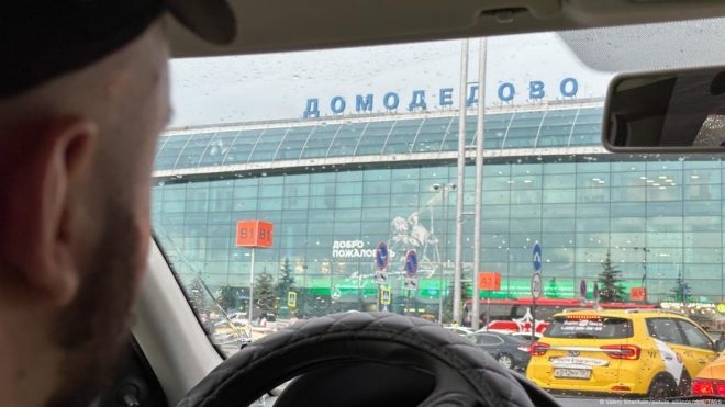 Скандал: Почему россиян снова депортируют из США? — депортация россиян из США 2025, иммиграционные тюрьмы в США, права человека россиян за границей
