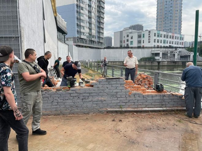 Тітушня знову на сцені: що приховує нова стіна? — Тітушня на набережній, обмеження доступу до громадських місць, демонтаж стіни 2025