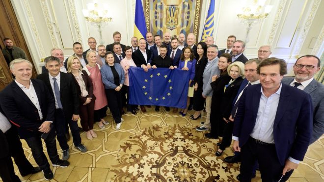 Чому міжнародна підтримка України важлива зараз? — міжнародна підтримка України, мирні переговори 2025, політична стабільність під час війни