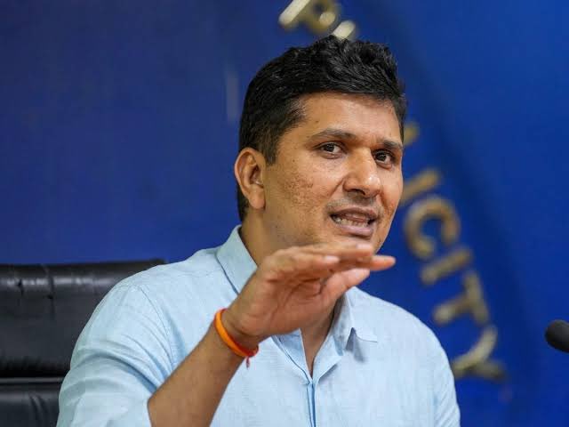 शॉकिंग: ED की रेड AAP नेता के घर, क्या है सच? —  AAP नेता सौरभ भारद्वाज, ED रेड अस्पताल प्रोजेक्ट, दिल्ली में छापेमारी 2025