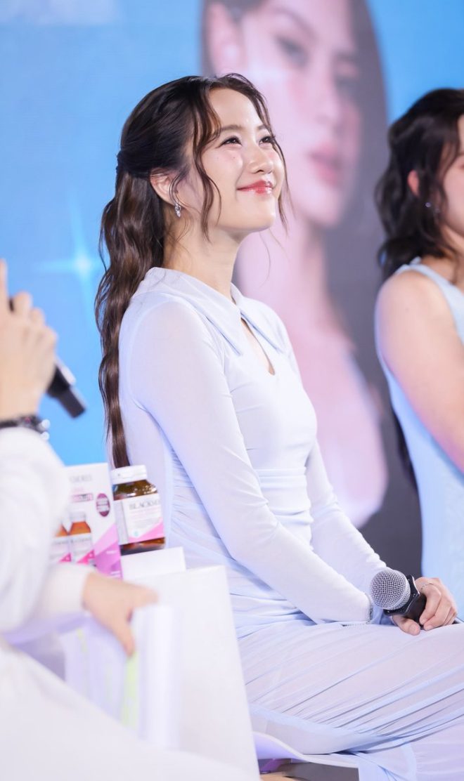 รอยยิ้มอันสดใส: FREENBECKY Shakes Up the Scene!  
BlackmoresxFreenBeck  
FreenBecky  
ฟรีนเบค  
srchafreen  
centralwOrld   —  รอยยิ้มสดใส, ความมั่นใจในตัวเอง, ความงามจากภายใน