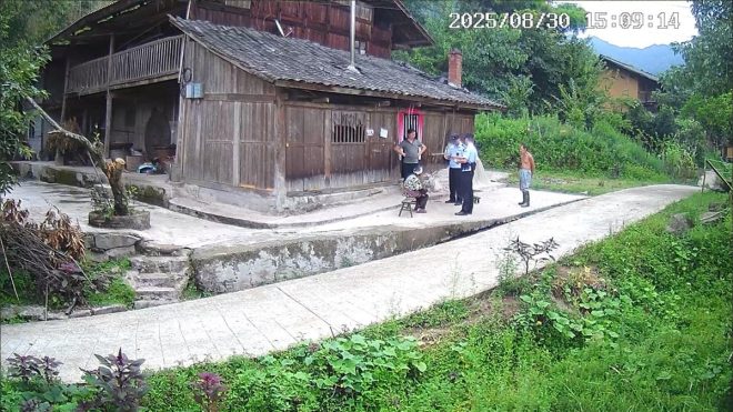 重庆大学城惊现反共标语，背后真相曝光！ —  重庆反共运动, 大学城抗议事件, 警察询问家庭情况