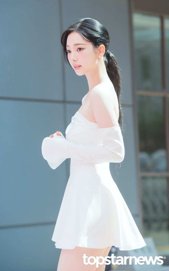 "에스파 카리나, ‘예쁜을 예쁘세요’ 논란! 무신사 뷰티 포토월 사진 뒤에 숨겨진 진실은?" #무신사 #MUSINSA #무신사뷰티 #에스파 #aespa #카리나 —
K-pop idol beauty, HD photo shoot, Karina
Celebrity beauty secrets, fashion brand collaboration, aesthetic photos
Korean beauty trends, high fashion editorial, Karina of aespa